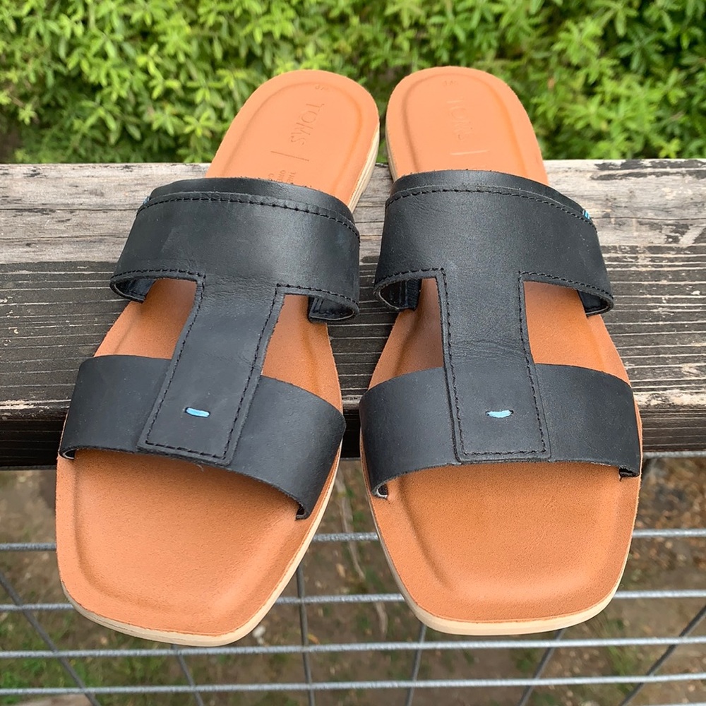Toms Black Leather Slides / Sandals
